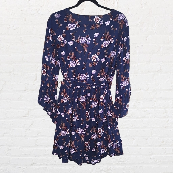 American eagle floral wrap dress with bell sleeves - Picture 2 of 11